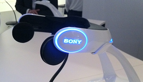 Sony-HMZ-T1-realidade-virtual-01