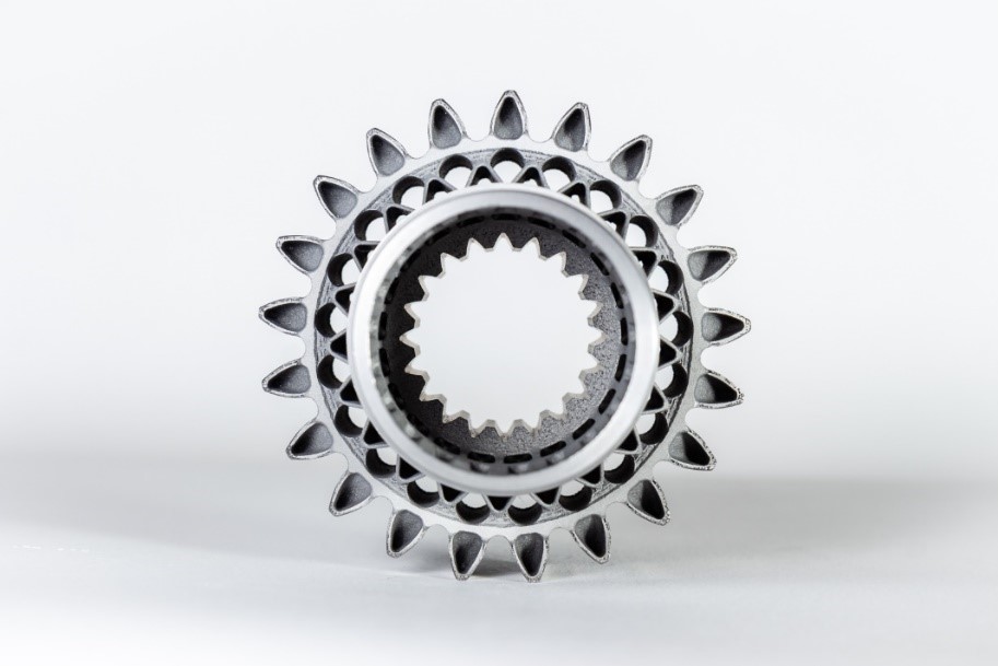 Pinhão impresso em metal 3D, projetado e fabricado pela BMT Aerospace e Carpenter Technology. Imagem via Carpenter Technology.