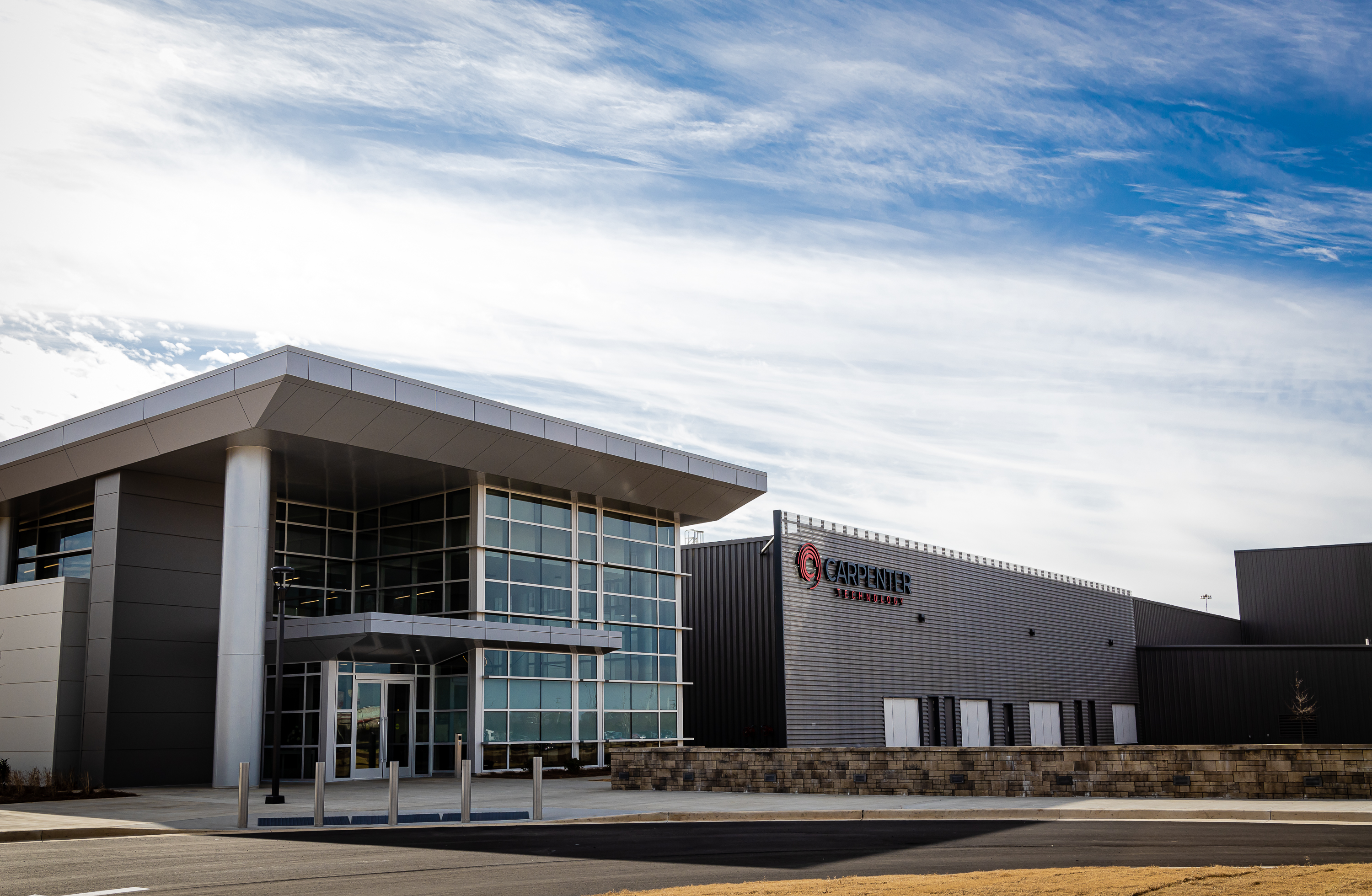 O Emerging Technology Center (ETC), em Atenas, Alabama. Foto via Carpenter Technology.