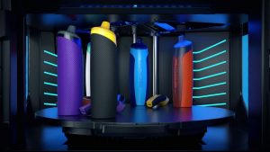 Impressora 3D antiga ao lado de modelos impressos em várias cores