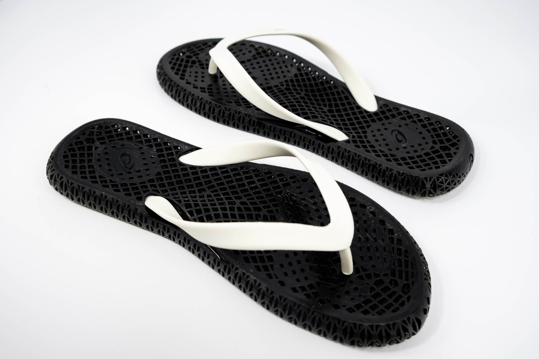 Sandálias 3D da ASICS com design genérico em destaque